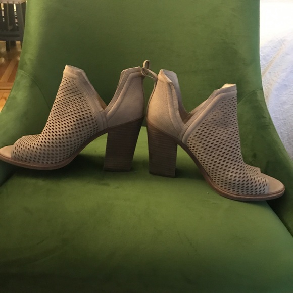 Vince Camuto Perforated Peep-Toe Booties 7.5 - Picture 3 of 6